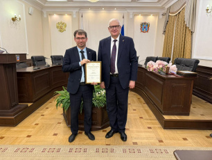 Министр строительства Ростовской области наградил работников строительной отрасли